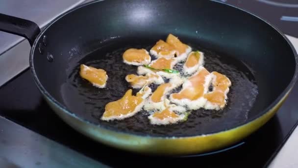 Primer plano de la cocción y la mezcla de trozos de pechuga de pollo en la sartén — Vídeo de stock