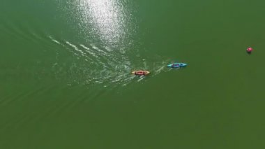 şamandıra atlayarak iki kişilik kayıkinsanların havadan yukarıdan aşağıya su rekabeti