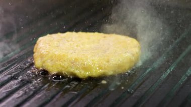sıcak sırt sobayı ızgara tavuk burger yanında closeup yağ serpiştirir ve buhar