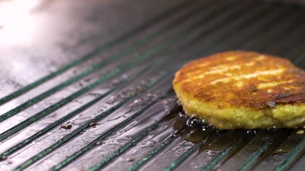 Primer plano panorámico de aceite hirviendo bajo la hamburguesa de pollo a la parrilla en la estufa de cresta grande — Vídeo de stock