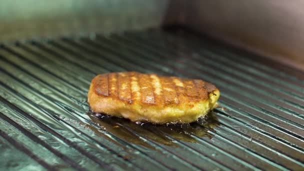 Primer plano de jugosa hamburguesa de pollo a la parrilla en una barbacoa caliente con aceite hirviendo — Vídeos de Stock