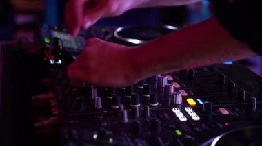 gece kulübünde yanıp sönen ışıklar mikser müzik karıştırma dj eller kırpılmış atış