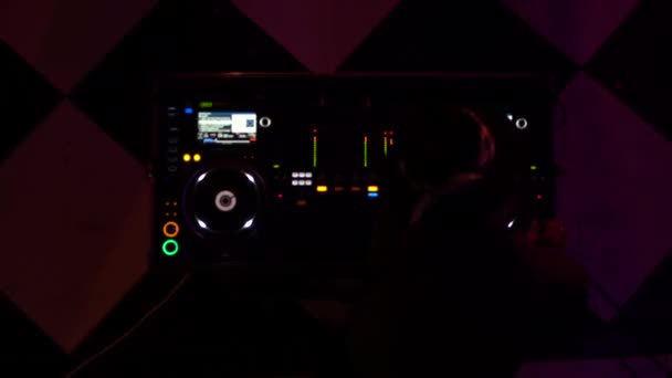 Top down shot of dj mixing music on mixer in flashing lights in night club — Stock Video