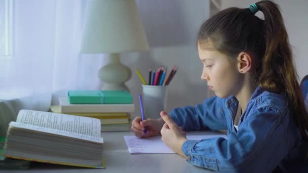 Triste chica de la escuela no pudo hacer la tarea y poner su cabeza en las manos — Vídeos de Stock