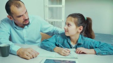 Kızgın Baba kızıyla ödev yapmak rahatsız