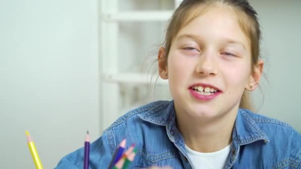 Divertida niña haciendo caras con lápices de colores como bigote — Vídeos de Stock