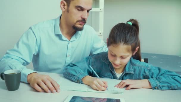 Strict father is angry with his daughter doing homework — Stock Video