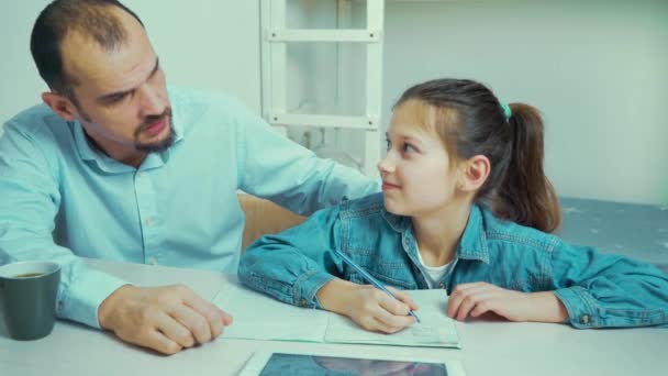 Wütender Vater ärgert sich über Hausaufgaben seiner Tochter — Stockvideo