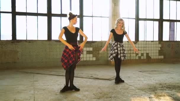 Insegnante di danza pratica pose classiche con il suo studente in vecchio edificio di fabbrica — Video Stock