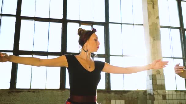 Vrouwen dansers opwarmen in Loft Studio met lens flare effect — Stockvideo