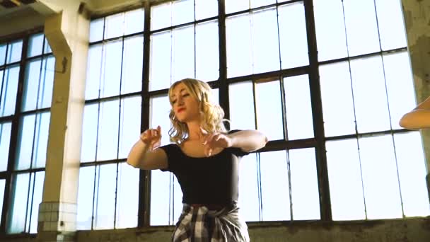 Laag hoek schot van leraar en student oefenen in danslessen in Loft Studio — Stockvideo