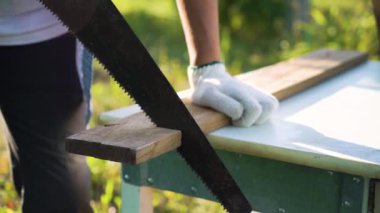 çalışma eldivenleri closeup ahşap işçi güneşli arka bahçesinde ahşap tahta el testere