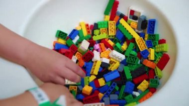anaokulu çocuklarının elleriyle alınan küçük plastik blokların yakın çekim