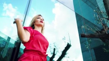 cam duvara karşı kırmızı dans muhteşem sarışın bayan düşük açı