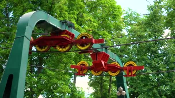 Roterande hjul och förstärkta metallkablar av bergbanemekanismen i City Park — Stockvideo