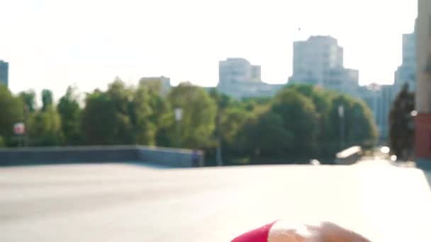 Moderne dans door blonde vrouw in rode jurk op winderige straat in zonnige ochtend — Stockvideo