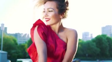 gün ışığında dışarıda performans gülümseyen kadın dansçı portresi