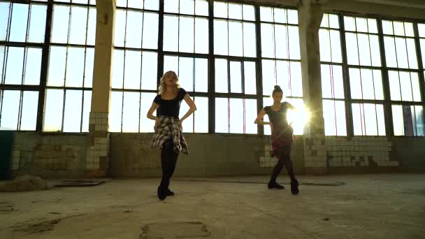 Lente flare em mulheres dançarinas praticando na antiga sala de fábrica à noite — Vídeo de Stock