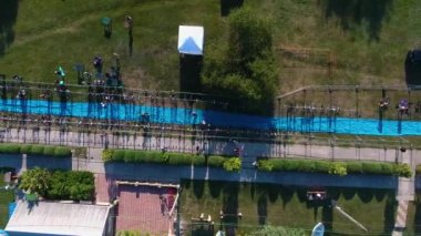 triatlon yarışının bisiklet etabına başlayan sporcuların havadan yukarıdan aşağıya
