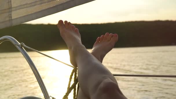 Schnappschuss von lesbischem Streicheln gekreuzter Füße ihres Partners auf Segelboot — Stockvideo