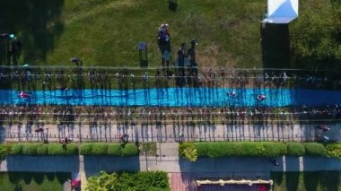 sporcuların havadan yukarıdan aşağıya triatlon yarışında bisiklet etabına başlar