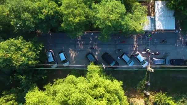 Bovenaanzicht van professionele sporters fietsen op de weg onder groene bomen — Stockvideo