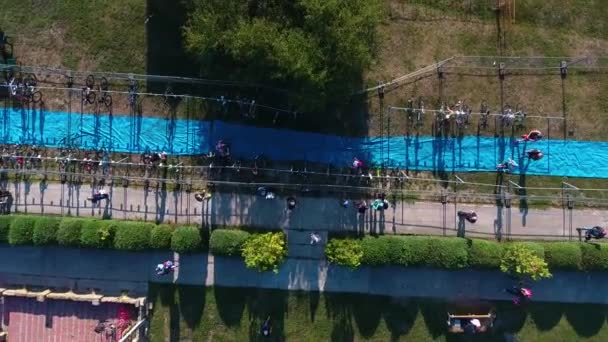 トライアスロンでサイクリングのための両側に自転車と青いマットの空中トップダウン — ストック動画