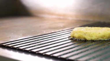 sıcak sırtlı yüzeyde ızgara tavuk burger closeup tava çekim