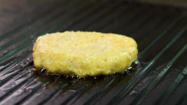 ızgara tavuk burger gelen yağlı sprinkles ve buhar closeup