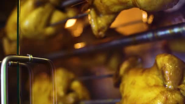 Rotisserie cam arkasında yavaş yavaş dönen sulu tavuk yakın çekim — Stok video