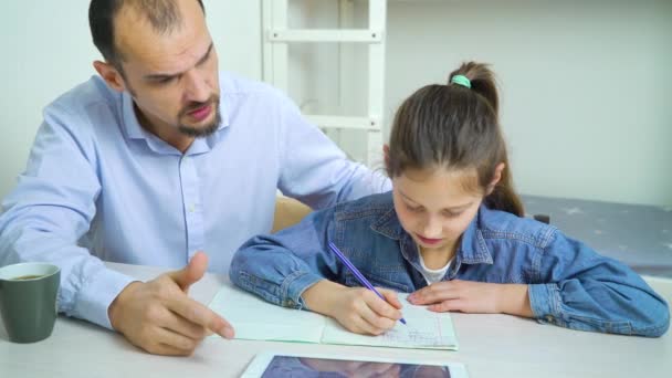 Boze vader is geërgerd met zijn dochter huiswerk — Stockvideo