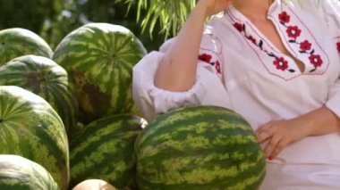 Sarışın kadın folklor clother kamera için poz