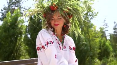 Kırsal kesimde slav kostümlü kadın