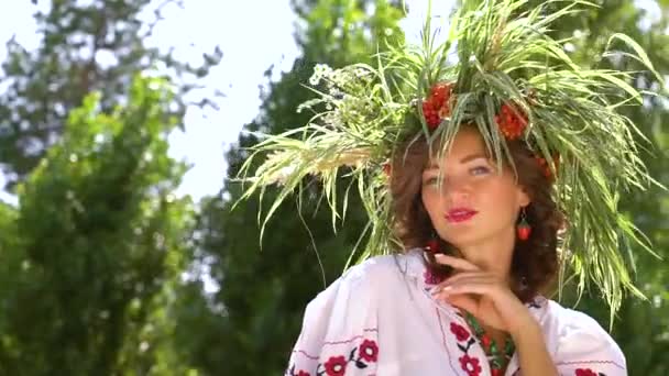 Жінка в етнічному вбранні моделювання на відкритому повітрі — стокове відео