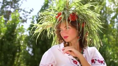 Çiçek çemberi içinde kadın dışında poz