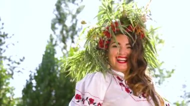 Dışında etnik kostüm modelleme kadın