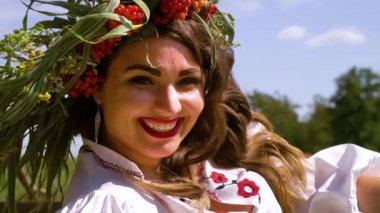 Dışında halk kostümü modelleme kadın