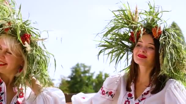 Vier vrouwen in traditionele kledingmodel lering buiten — Stockvideo