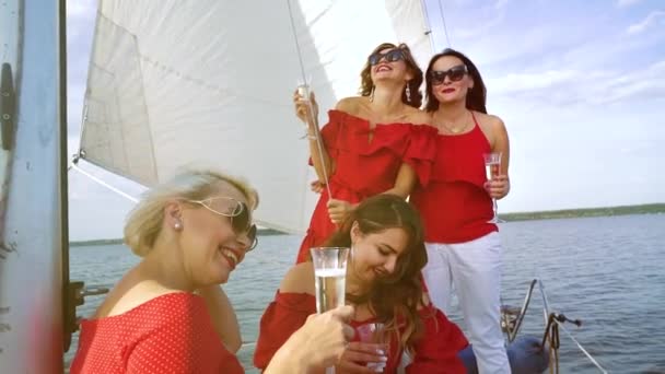 Mujeres en trajes rojos disfrutando de viaje en velero — Vídeos de Stock