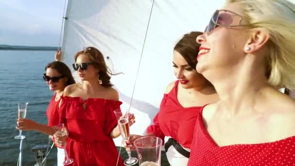 赤い服を着た女性がセーリングボートでパーティーを開く — ストック動画