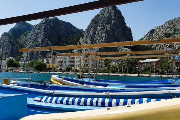 Deniz koyunda demirli kalan zevk tekneleri