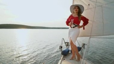 Yelkenli teknede şarap kadehi ile genç kadın