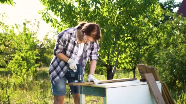 Wanita kerajinan marah setelah ia gagal untuk memotong papan kayu dengan jigsaw listrik — Stok Video