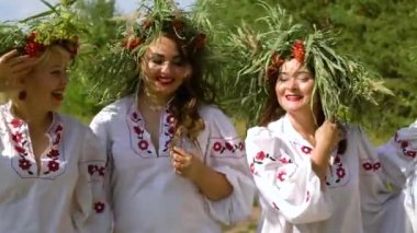 Güneşli bir günde dışarıda yürüyen etnik kostümlü dört kadın