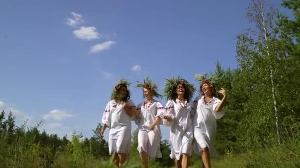 Pretty kvinnor i slaviska traditionella klänningar och pannsmycken gå barfota utanför — Stockvideo