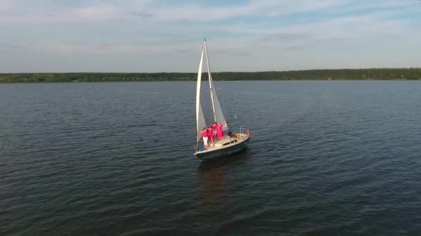 Grupa turystów posiadających imprezę na łodzi żaglowych — Wideo stockowe
