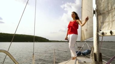 Zarif kadın yaz aylarında yelkenli teknede dinlenme