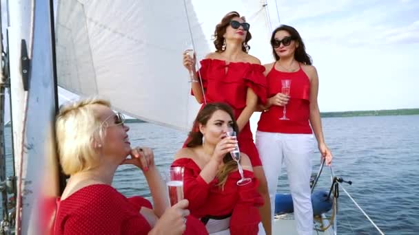 Viaggiatori di sesso femminile godendo viaggio di lusso in barca a vela — Video Stock