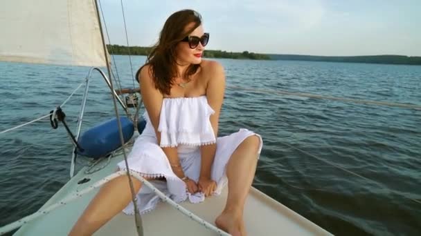 Sexy traveler in white dress enjoying voyage on sailboat — Stock Video