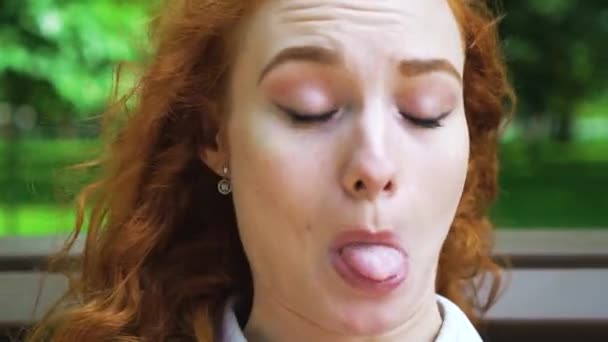 귀여운 빨간 머리 소녀 만들기 재미있는 얼굴 외부 — 비디오
